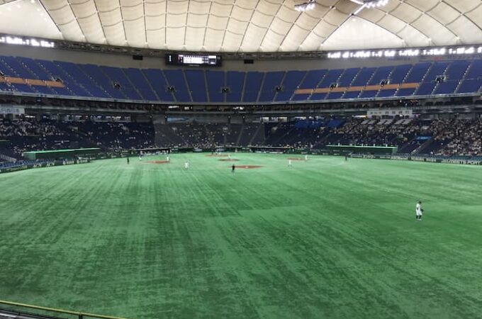 東京ドーム外野指定席(レフト巨人応援席)(53通路 11列 F09ブロック)座席からの見え方