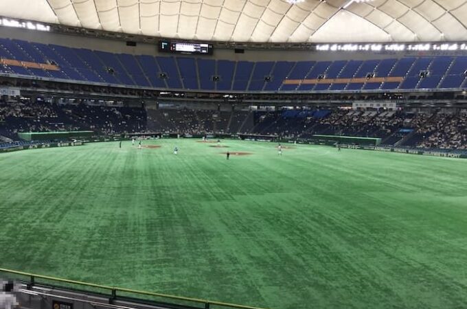 東京ドーム外野指定席(ライト)(54通路 11列 F11 F12ブロック)座席からステージの見え方